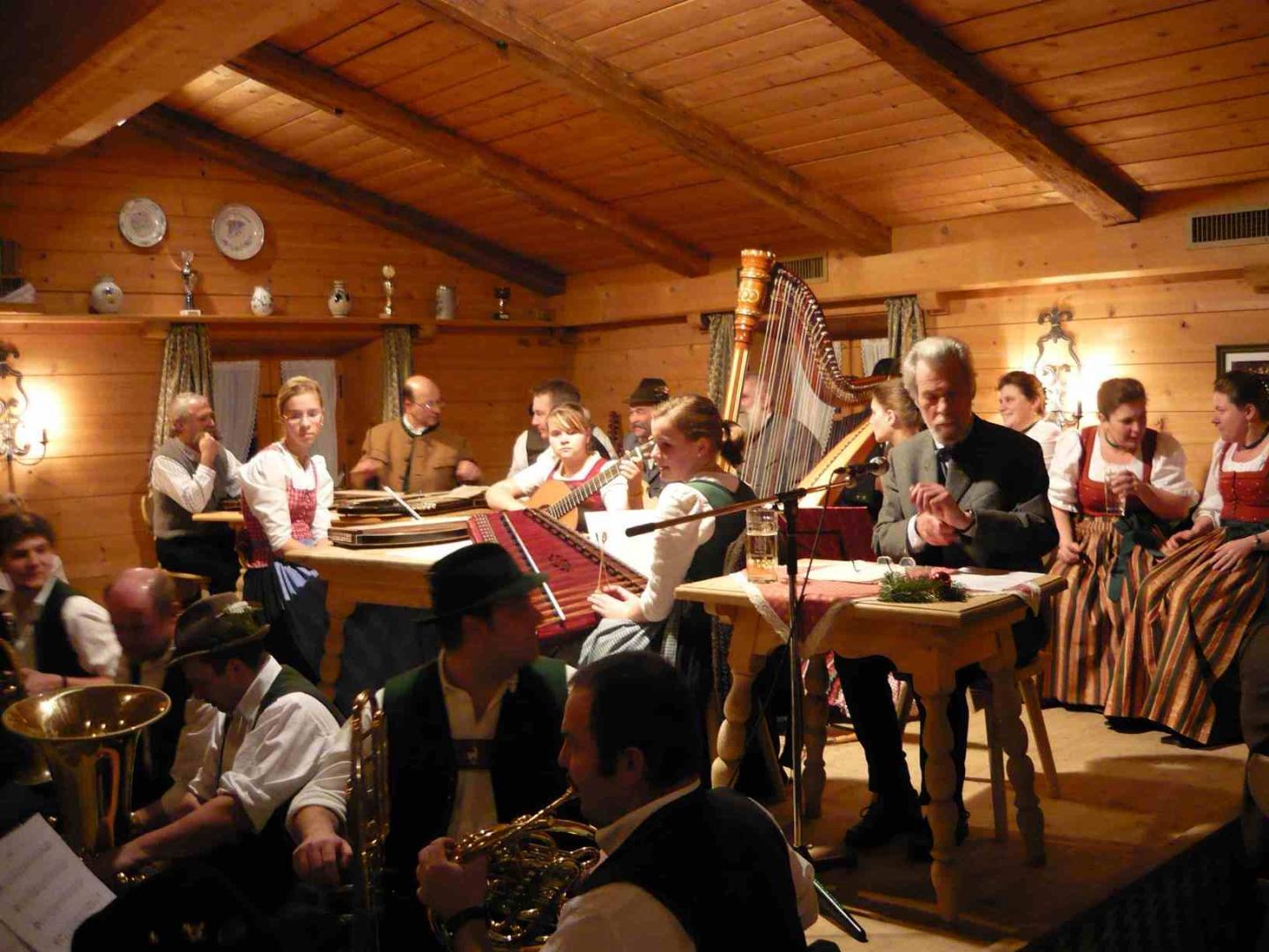 A Musi, a Gsangl und a Tanz im Leonhardstoanhof